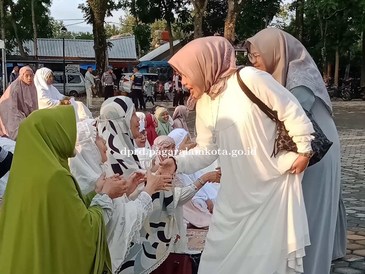 Wakil Ketua I DPRD Kota Pagar Alam Hj. Dessy Siska mengikuti sholat Idul Adha 1445 H dilapangan Merd