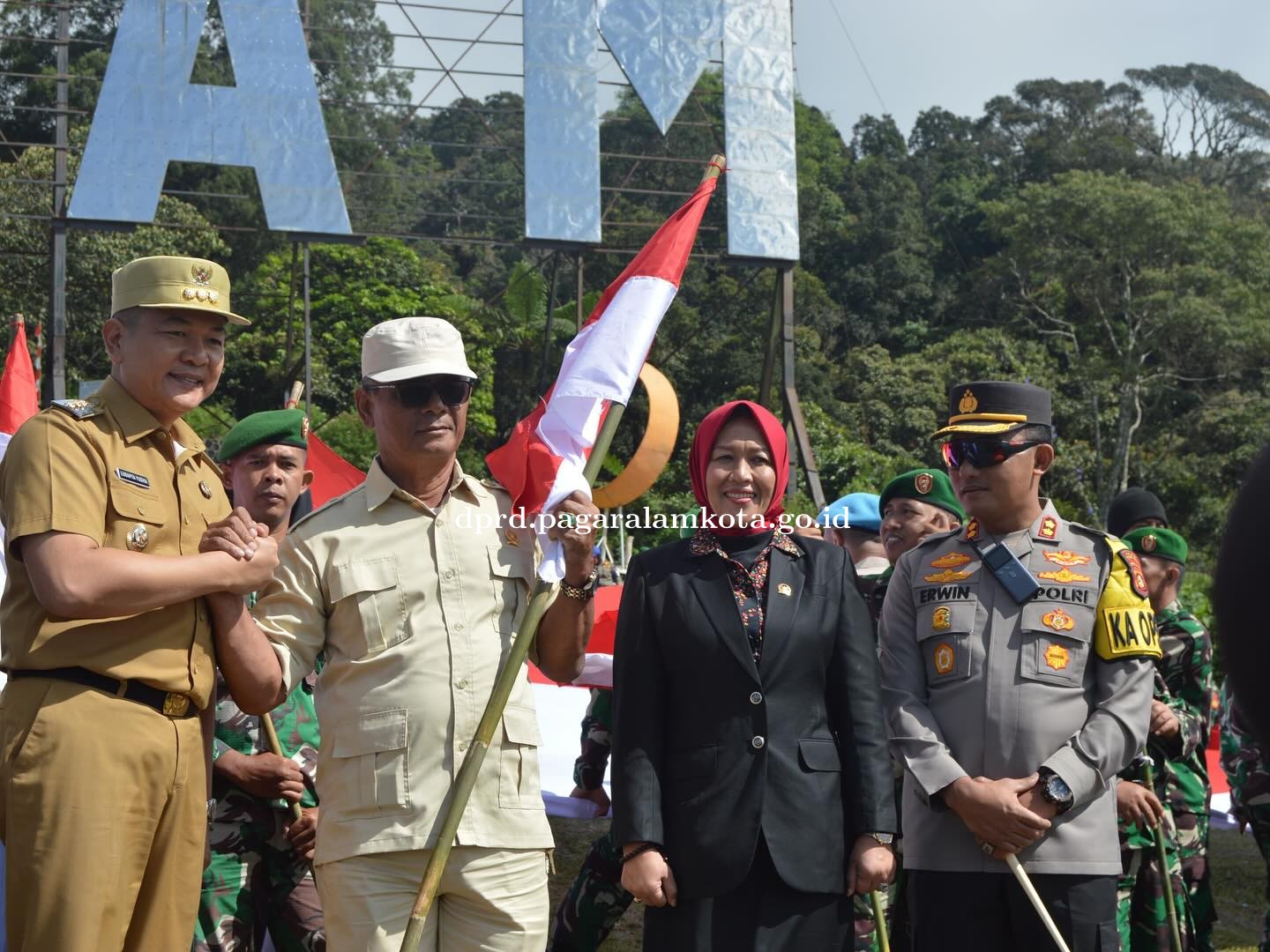 Pembentangan Bendera Merah Putih ukuran 20 meter x 30 meter, di Lapangan Tugu Rimau Gunung Dempo Kot