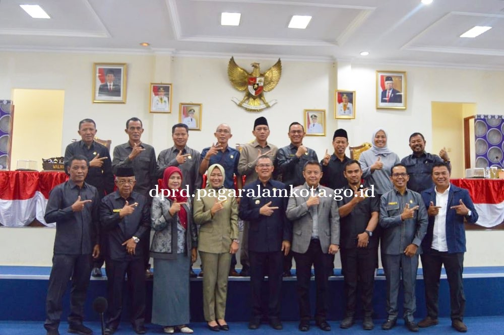 Wakil Ketua I DPRD Kota Pagar Alam Dessy Siska membuka Rapat Paripurna XI (Sebelas) Sidang ke-3